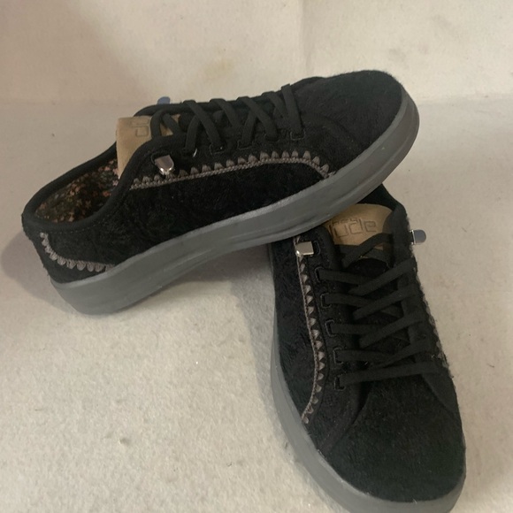 Hey Dude Karina Women's Black and Gray Sneakers With Gray Crochet Design - Picture 4 of 7